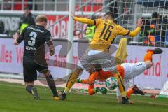 2. BL - Saison 2017/2018 - FC Ingolstadt 04 - Dynamo Dresden - Tobias Levels (#3 FCI) vergibt eine Torchance - Markus Schubert Torwart(#1 Dresden) - Philip Heise (#16 Dresden) - Foto: Meyer Jürgen