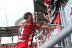 2. Bundesliga - Fußball - FC Ingolstadt 04 - 1. FC Kaiserslautern - Moritz Hartmann (9, FCI) verabschiedet sich von den Fans und geht zu ihnen auf die Tribüne