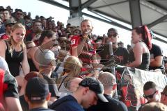 2. Bundesliga - Fußball - FC Ingolstadt 04 - 1. FC Kaiserslautern - Moritz Hartmann (9, FCI) verabschiedet sich von den Fans, Humba Tanz Mikrofon