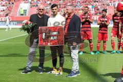 2. Bundesliga - Fußball - FC Ingolstadt 04 - 1. FC Kaiserslautern - Alfredo Morales (6, FCI) wird verabschiedet von Vorsitzender des Vorstandes Peter Jackwerth (FCI) und Dr. Martin Wagener (FCI)