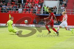 2. BL - Saison 2017/2018 - FC Ingolstadt 04 - SSV Jahn Regensburg - Dario Lezcano (#11 FCI) mit einer Torchance - Philipp Pentke (#1 Torwart Regensburg) - Foto: Meyer Jürgen