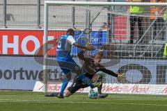 2. BL - Saison 2017/2018 - FC Ingolstadt 04 - Holstein Kiel - Kinsombi David #6 Kiel schiesst den 1:0 Führungstreffer - Orjan Nyland (#1 Torwart FCI) - Foto: Meyer Jürgen