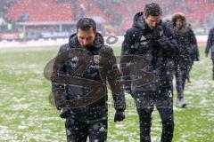 2. Bundesliga - Fußball - FC Ingolstadt 04 - FC St. Pauli - nach dem Spiel Cheftrainer Stefan Leitl (FCI) und Co-Trainer Andre Mijatovic (FCI) gehen enttäuscht vom Platz