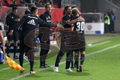 2. Bundesliga - Fußball - FC Ingolstadt 04 - SV Darmstadt 98 - Tor 3:0 durch Thomas Pledl (30, FCI) mit Cheftrainer Stefan Leitl (FCI) gratuliert