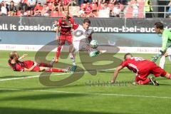 2. Bundesliga - Fußball - FC Ingolstadt 04 - 1. FC Kaiserslautern - Moritz Hartmann (9, FCI) scheitert am Tor