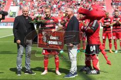 2. Bundesliga - Fußball - FC Ingolstadt 04 - 1. FC Kaiserslautern - Moritz Hartmann (9, FCI) wird verabschiedet von Vorsitzender des Vorstandes Peter Jackwerth (FCI) und Dr. Martin Wagener (FCI)