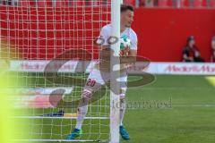 2. BL - Saison 2017/2018 - FC Ingolstadt 04 - Holstein Kiel - Stefan Kutschke (#20 FCI) holt den Ball schnell aus dem Tor - Foto: Meyer Jürgen