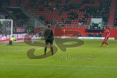 2. BL - Saison 2017/2018 - FC Ingolstadt 04 - VFL Bochum - Stefan Kutschke (#20 FCI) verschiesst einen Strafstoss - Elfmeter - Manuel Riemann Torwart (#1 Bochum) hält den Ball sicher - Foto: Meyer Jürgen