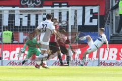 2. Bundesliga - Fußball - FC Ingolstadt 04 - DSC Armenia Bielefeld - Torwart Örjan Haskjard Nyland (1, FCI) hält den Ball von Fabian Klos (9 DSC)