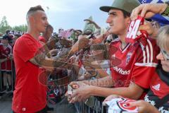 2. Bundesliga - Fußball - FC Ingolstadt 04 - 1. FC Kaiserslautern - Saisonabschiedsfeier nach dem Spiel, Fans Jubel Fahnen Selfie Autogramm Sonny Kittel (10, FCI)