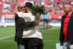 2. Bundesliga - Fußball - FC Ingolstadt 04 - 1. FC Kaiserslautern - Alfredo Morales (6, FCI) wird verabschiedet von Vorsitzender des Vorstandes Peter Jackwerth (FCI) und Dr. Martin Wagener (FCI)