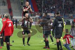 2. Bundesliga - Fußball - FC Ingolstadt 04 - 1. FC Heidenheim - Spiel ist aus Sieg FCI 3:0 Jubel Bei den Fans Laola Welle Tobias Levels (3, FCI) nimmt Rückkehrer Moritz Hartmann (9, FCI) auf die Schulter