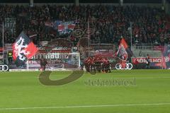 2. BL - Saison 2017/2018 - FC Ingolstadt 04 - Eintracht Braunschweig - Die Mannschaft bildet einen Kreis vor dem Spiel - Südkurve - Fans - Foto: Meyer Jürgen