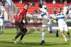 2. Bundesliga - Fußball - FC Ingolstadt 04 - DSC Armenia Bielefeld - Stefan Kutschke (20, FCI) bekommt Ball an den Kopf, Stephan Salger (11 DSC)