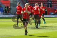 2. BL - Saison 2017/2018 - FC Ingolstadt 04 - Arminia Bielefeld - Die Spieler vor dem Spiel beim warm machen Tobias Levels (#3 FCI) begrüsst die Fans - Foto: Meyer Jürgen