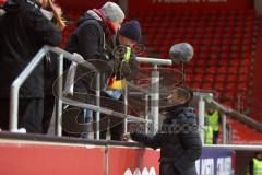 2. BL - Saison 2017/2018 - FC Ingolstadt 04 - Eintracht Braunschweig - Stefan Lex (#14 FCI) unterhält sich mit einem Fan nach dem Spiel - Foto: Meyer Jürgen