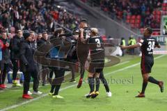 2. Bundesliga - Fußball - FC Ingolstadt 04 - Fortuna Düsseldorf - Tor Jubel Alfredo Morales (6, FCI) läuft zur Trainerbank springt Tobias Levels (3, FCI) Marvin Matip (34, FCI) Romain Brégerie (18, FCI)