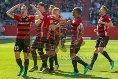 2. BL - Saison 2017/2018 - FC Ingolstadt 04 - Arminia Bielefeld - Stefan Kutschke (#20 FCI) mit dem Kopfball zum 1:0 Führungstreffer - jubel - Robert Leipertz (#13 FCI) - Marvin Matip (#34 FCI) - Marcel Gaus (#19 FCI) feuert die Fans an - Foto: Meyer Jürg