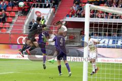 2. Bundesliga - Fußball - FC Ingolstadt 04 - FC Erzgebirge Aue - Kopfball Darío Lezcano (11, FCI) Torwart Männel Martin (Aue 1)boxt weg