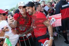 2. Bundesliga - Fußball - FC Ingolstadt 04 - 1. FC Kaiserslautern - Saisonabschiedsfeier nach dem Spiel, Fans Jubel Fahnen Selfie Autogramm Almog Cohen (8, FCI)