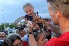 2. Bundesliga - Fußball - FC Ingolstadt 04 - 1. FC Kaiserslautern - Saisonabschiedsfeier nach dem Spiel, Fans Jubel Fahnen Selfie Autogramm Torwart Örjan Haskjard Nyland (1, FCI)