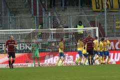 2. Bundesliga - FC Ingolstadt 04 - Eintracht Braunschweig - Tor für Braunschweig, enttäuschte Gesichter, Tobias Levels (3, FCI) Torwart Örjan Haskjard Nyland (1, FCI) Marvin Matip (34, FCI) hinten Jubel