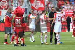 2. Bundesliga - Fußball - FC Ingolstadt 04 - SSV Jahn Regensburg - Spiel ist aus 2:4, Cheftrainer Achim Beierlorzer (Jahn) gratuliert seinen Spielern Albion Vrenezi (18 Jahn) Jonas Nietfeld (21 Jahn)