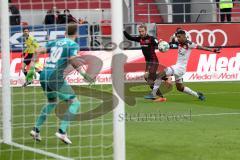 2. Bundesliga - Fußball - FC Ingolstadt 04 - FC St. Pauli - Moritz Hartmann (9, FCI) Dudziak, Jeremy (8 Pauli) Torwart Himmelmann, Robin (30 Pauli)