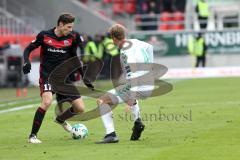 2. Bundesliga - Fußball - FC Ingolstadt 04 - SpVgg Greuther Fürth - Maximilian Thalhammer (17, FCI) Lukas Gugganig (4 Fürth)