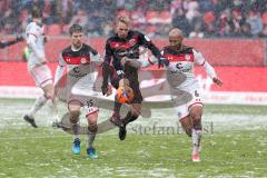 2. Bundesliga - Fußball - FC Ingolstadt 04 - FC St. Pauli - Kampf um den Ball Buballa, Daniel (15 Pauli) Thomas Pledl (30, FCI) Avevor, Christopher (6 Pauli)