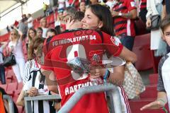 2. Bundesliga - Fußball - FC Ingolstadt 04 - 1. FC Kaiserslautern - Freundin Anna tröstet Moritz Hartmann (9, FCI)