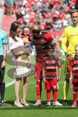 2. Bundesliga - Fußball - FC Ingolstadt 04 - 1. FC Kaiserslautern - Freundin Anna von Moritz Hartmann (9, FCI) läuft mit Tochter ein