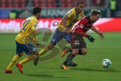 2. BL - Saison 2017/2018 - FC Ingolstadt 04 - Eintracht Braunschweig - Thomas Pledl (#30 FCI) - Salim Khelifi (#22 Braunschweig) - Louis Samson (#13 Braunschweig) - Foto: Meyer Jürgen