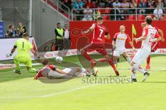 2. BL - Saison 2017/2018 - FC Ingolstadt 04 - SSV Jahn Regensburg - Sonny Kittel (#10 FCI) trifft zum 1:1 Ausgleichstreffer - Antonio Colak (#7 FCI) - Philipp Pentke (#1 Torwart Regensburg) jubel -  Foto: Meyer Jürgen