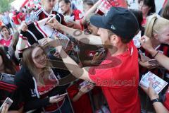 2. Bundesliga - Fußball - FC Ingolstadt 04 - 1. FC Kaiserslautern - Saisonabschiedsfeier nach dem Spiel, Fans Jubel Fahnen Selfie Autogramm Moritz Hartmann (9, FCI)