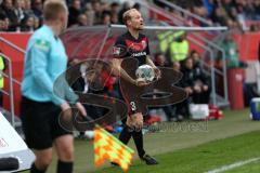 2. Bundesliga - Fußball - FC Ingolstadt 04 - Fortuna Düsseldorf - Tobias Levels (3, FCI) Einwurf