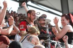 2. Bundesliga - Fußball - FC Ingolstadt 04 - 1. FC Kaiserslautern - Moritz Hartmann (9, FCI) verabschiedet sich von den Fans, Humba Tanz Mikrofon