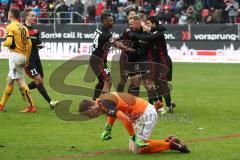 2. Bundesliga - Fußball - FC Ingolstadt 04 - Dynamo Dresden - Sonny Kittel (10, FCI) gibt Ball an Almog Cohen (8, FCI) der zum 4:2 trifft Tor Jubel Sieg, Torwart Markus Schubert (1 Dresden) am Boden, Marvin Matip (34, FCI) Tobias Schröck (21, FCI)