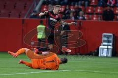 2. Bundesliga - Fußball - FC Ingolstadt 04 - 1. FC Heidenheim - Sonny Kittel (10, FCI) kommt zu spät Torwart Kevin Müller (1 HDH)