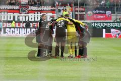 2. BL - Saison 2017/2018 - FC Ingolstadt 04 - Fortuna Düsseldorf - Die Mannschaft bildet einen Kreis vor dem Spiel - Foto: Meyer Jürgen