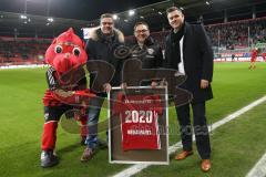 2. Bundesliga - Fußball - FC Ingolstadt 04 - SV Sandhausen - Hauptsponsor Mediamarkt verlängert Vertrag bis 2020, mit Geschäftsführer Franz Spitzauer (FCI) und links Maskottchen Schanzi