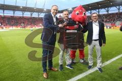 2. Bundesliga - Fußball - FC Ingolstadt 04 - 1. FC Heidenheim - Initiative des FCI, Schanzengeber Charity Thorsten Brieger Schanzi und Geschäftsführer Franz Spitzauer (FCI), Trikot ohne MediaMarkt Schriftzug