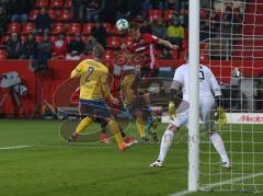 2. BL - Saison 2017/2018 - FC Ingolstadt 04 - Eintracht Braunschweig - Stefan Kutschke (#20 FCI) beim Kopfball - Steve Breitkreuz (#2 Braunschweig) - Jasmin Fejzic Torwart (#16 Braunschweig) - Foto: Meyer Jürgen