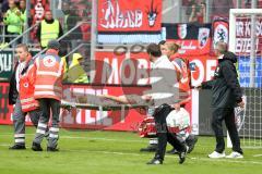 2. Bundesliga - Fußball - FC Ingolstadt 04 - FC Erzgebirge Aue - Zusammenstoß, Antonio Colak (7, FCI) und Cacutalua Malcolm (Aue 21) bleiben verletzt liegen Platzwunde, werden behandelt und abtransportiert