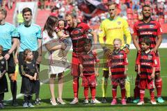 2. Bundesliga - Fußball - FC Ingolstadt 04 - 1. FC Kaiserslautern - Freundin Anna von Moritz Hartmann (9, FCI) läuft mit Tochter ein