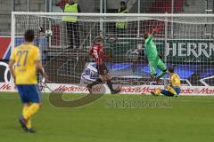 2. BL - Saison 2017/2018 - FC Ingolstadt 04 - Eintracht Braunschweig - Orjan Nyland (#1 Torwart FCI) bekommt den 0:1 Führungstreffer von Hendrick Zuck (#30 Braunschweig) - Foto: Meyer Jürgen