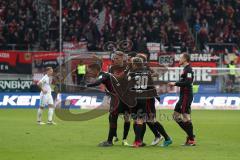 2. Bundesliga - Fußball - FC Ingolstadt 04 - SpVgg Greuther Fürth - Tor Jubel 2:0 Alfredo Morales (6, FCI) verneigt sich vor den Fans mit Marvin Matip (34, FCI) Tobias Schröck (21, FCI) Thomas Pledl (30, FCI)