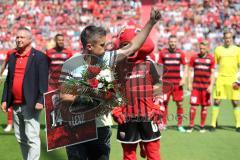 2. Bundesliga - Fußball - FC Ingolstadt 04 - 1. FC Kaiserslautern - Stefan Lex (14, FCI) wird verabschiedet von Vorsitzender des Vorstandes Peter Jackwerth (FCI) und Dr. Martin Wagener (FCI)