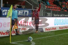 2. BL - Saison 2017/2018 - FC Ingolstadt 04 - Eintracht Braunschweig - Thomas Pledl (#30 FCI) beim Eckball - Foto: Meyer Jürgen