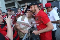 2. Bundesliga - Fußball - FC Ingolstadt 04 - 1. FC Kaiserslautern - Saisonabschiedsfeier nach dem Spiel, Fans Jubel Fahnen Selfie Autogramm Moritz Hartmann (9, FCI)